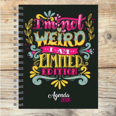 Agenda 2026 tapa dura mod. 5105 "I am not weird" en caja para regalo
